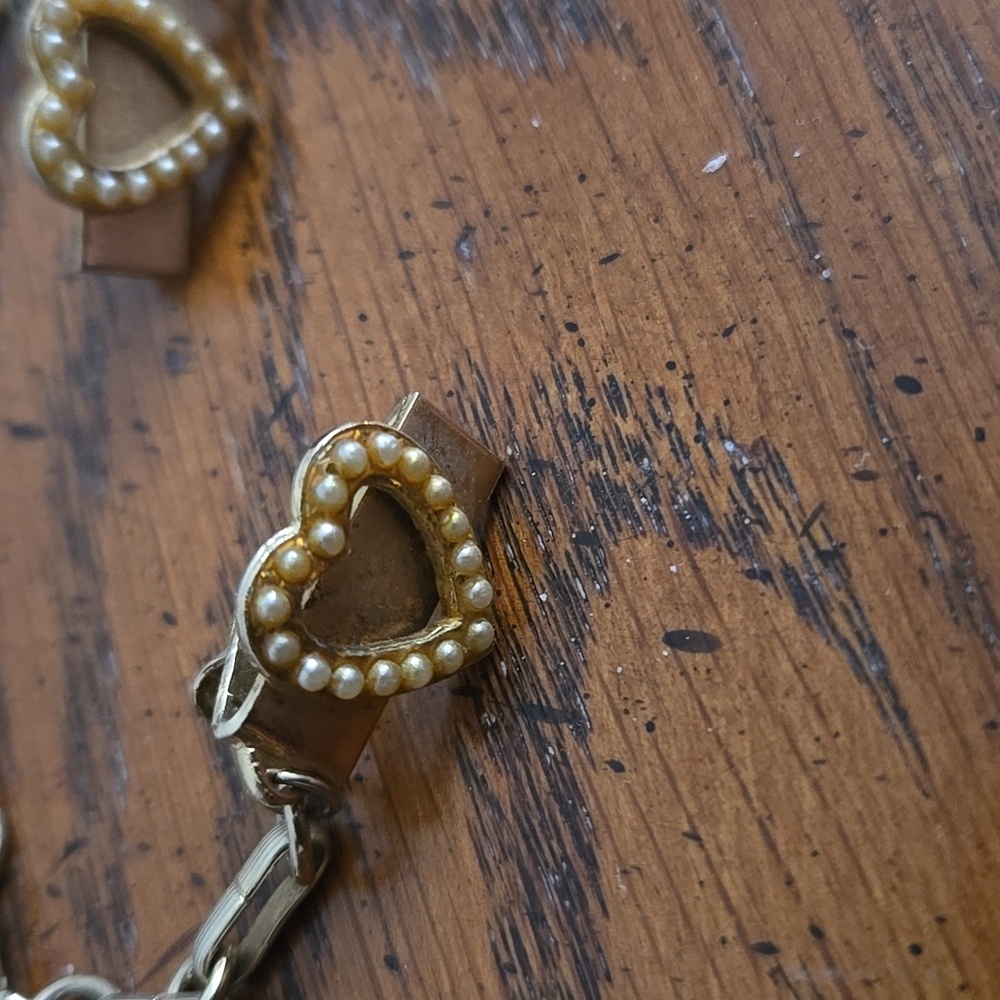 RARE! Vintage Coquette Sweater Clip Guard - Gold Heart Clip with Pearl Accents - Picture 5 of 5
